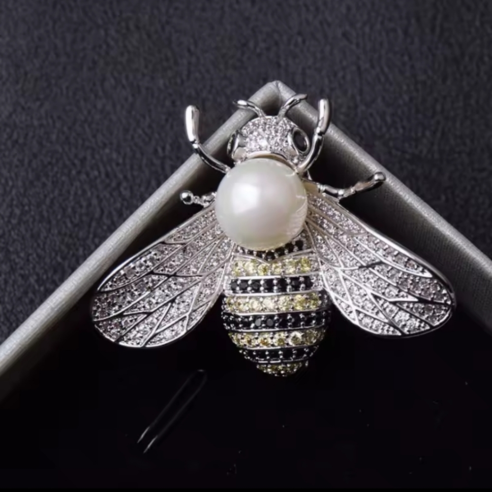 Bee 🐝 Brooch with Pearl Accent - Picture 2 of 5